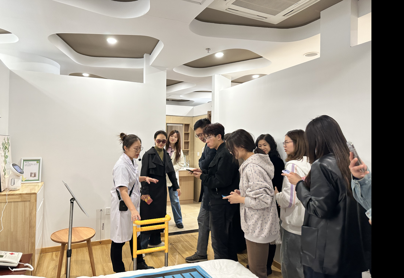 图为辅助器具讲解现场